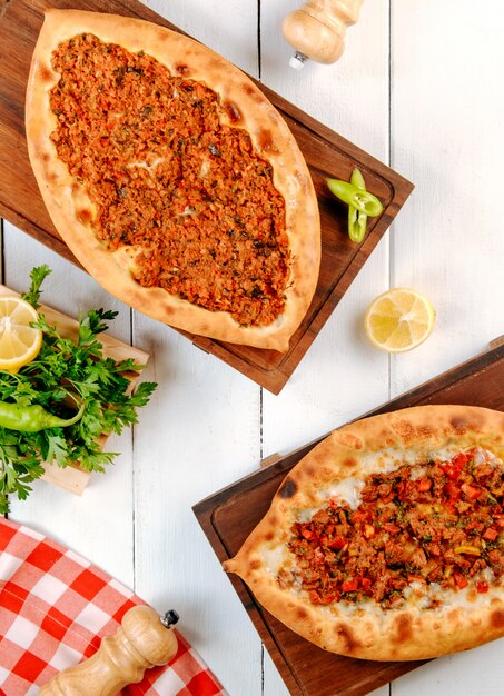 Pide de carne com limão e verde em cima da mesa