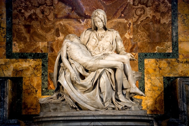 Pietà de Michelangelo em st. Basílica de Pedro no Vaticano