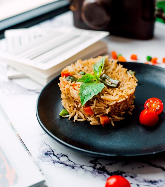 Pilaf com legumes picados e tomate