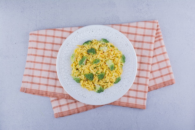 Pilaf de arroz integral com cobertura de brócolis no fundo de mármore. foto de alta qualidade