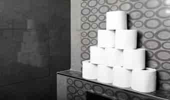 Foto grátis pilha de alto ângulo de rolos de papel higiênico na prateleira