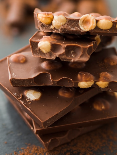 Foto grátis pilha de barras de chocolate com nozes