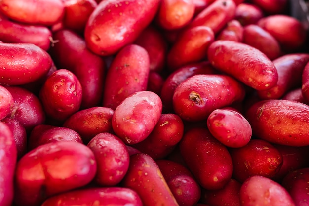 Pilha de batatas vermelhas orgânicas frescas