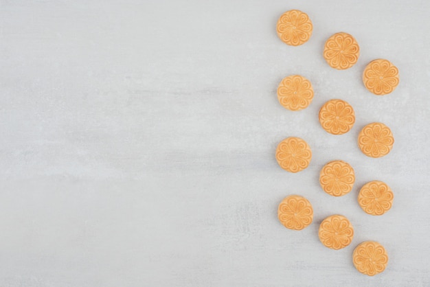 Foto grátis pilha de biscoitos com creme no fundo branco.