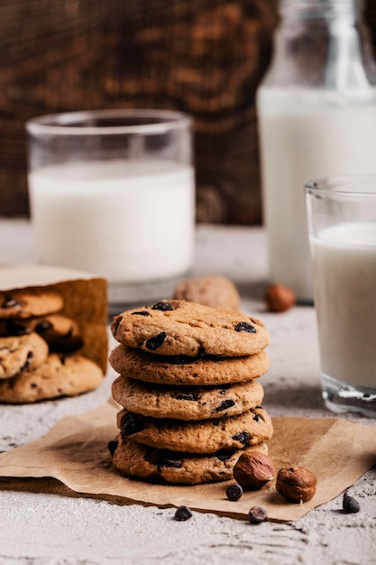 pilha de biscoitos deliciosos ao lado de um copo de leite