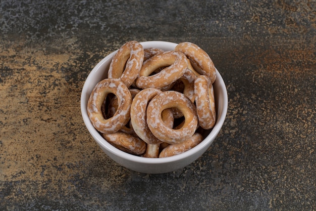 Pilha de biscoitos em tigela branca.