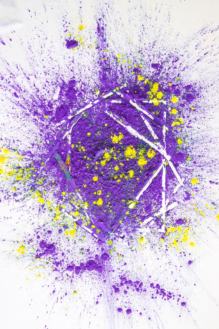 Foto grátis pilha de cores secas brilhantes violetas e amarelas