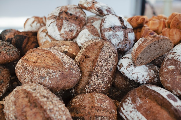 Pilha de deliciosos pães integrais recém-assados