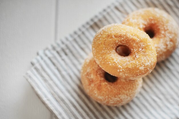 Pilha de donut americano na toalha