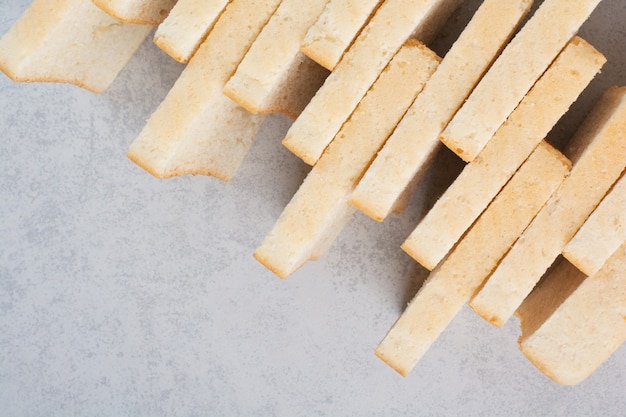 Pilha de fatias de pão na superfície da pedra