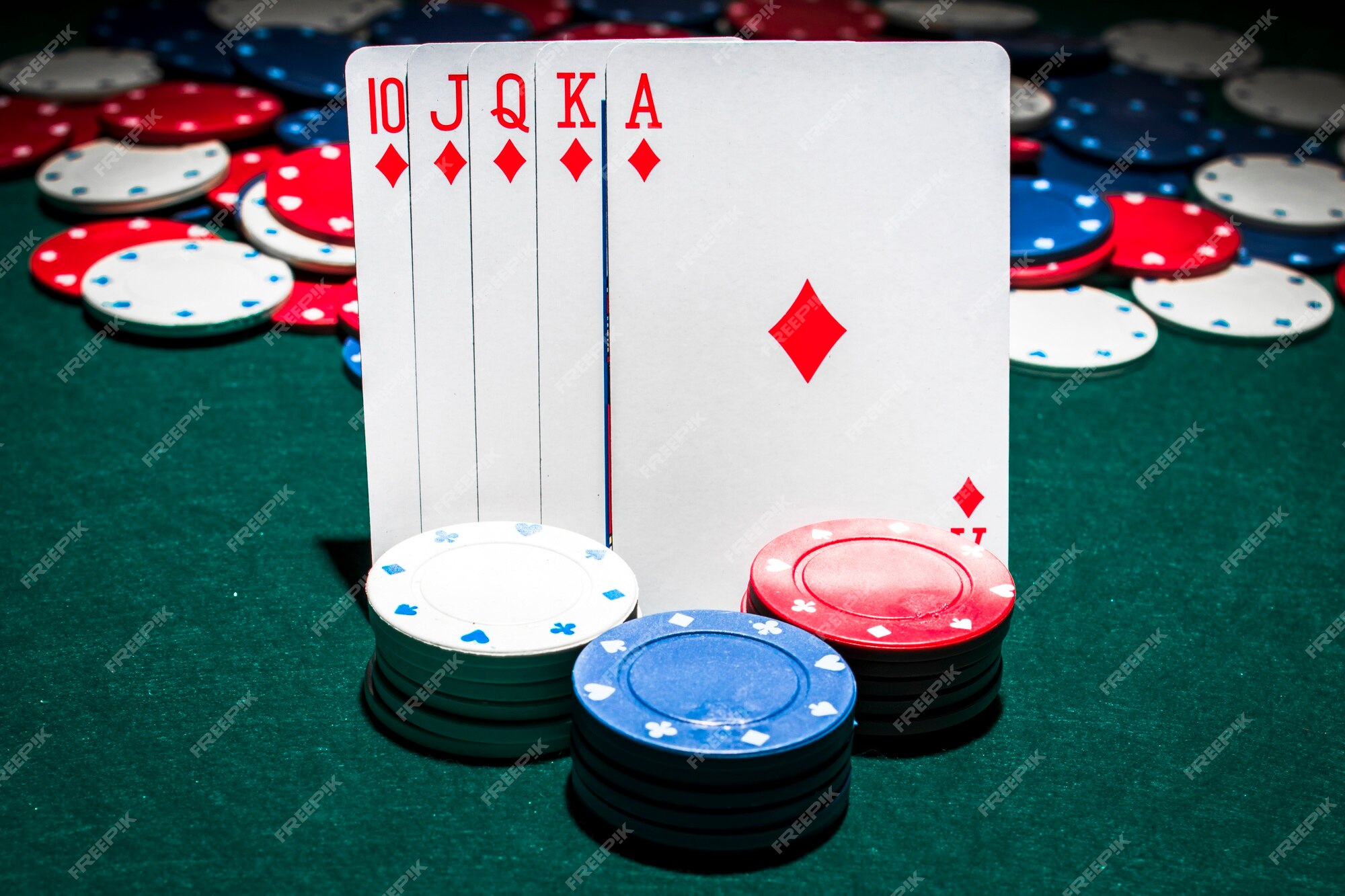 Royal flush baralho e fichas de casino em fundo verde poker