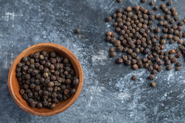 Pilha de grãos de pimenta em mármore.