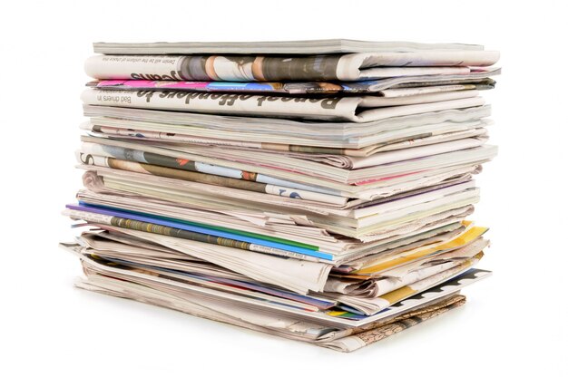 Pilha de jornais e revistas velhas