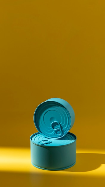 Pilha de latas redondas azuis com vista frontal