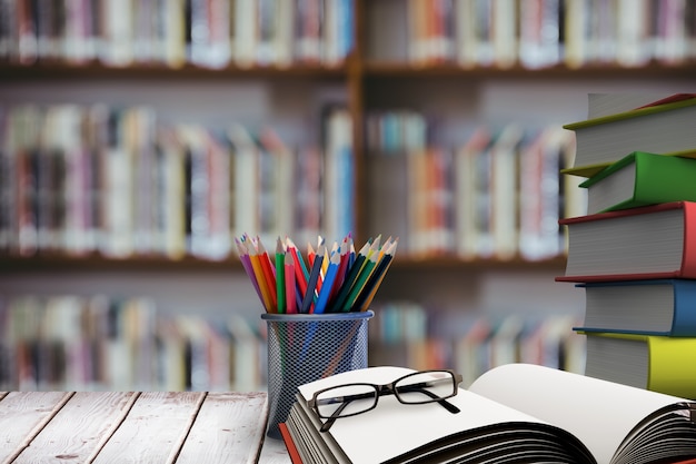 Pilha de livros com vidros na mesa de madeira