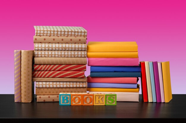 Pilha de livros na mesa de madeira preta