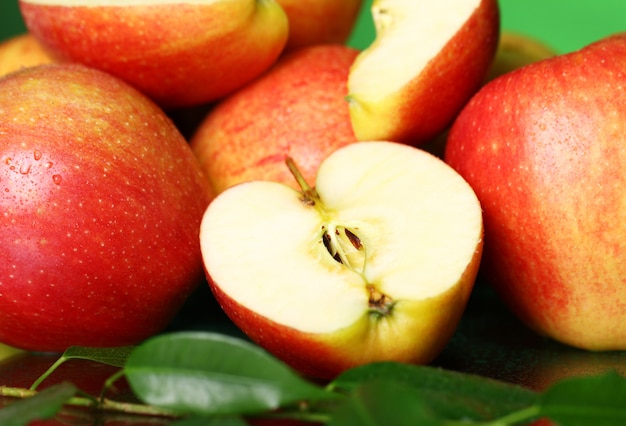 Pilha de maçãs frescas e saborosas