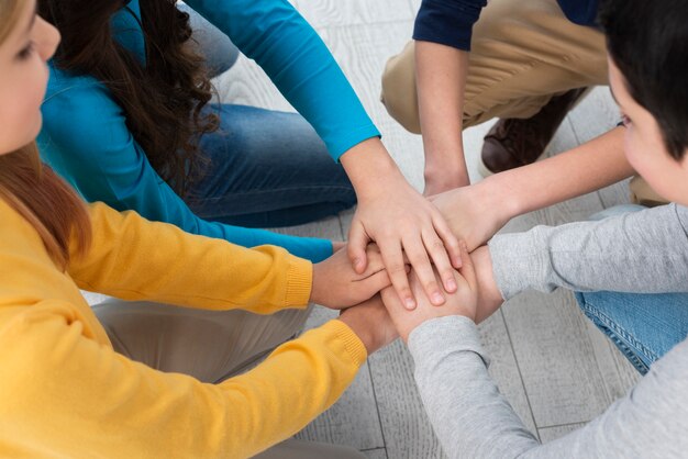 Pilha de mãos de crianças vista superior