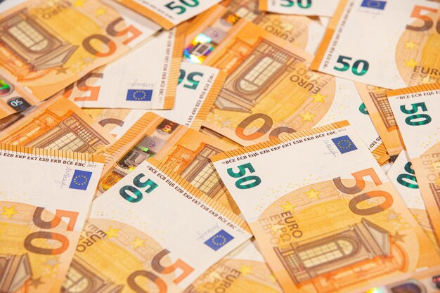 Pilha de notas de cinquenta euros