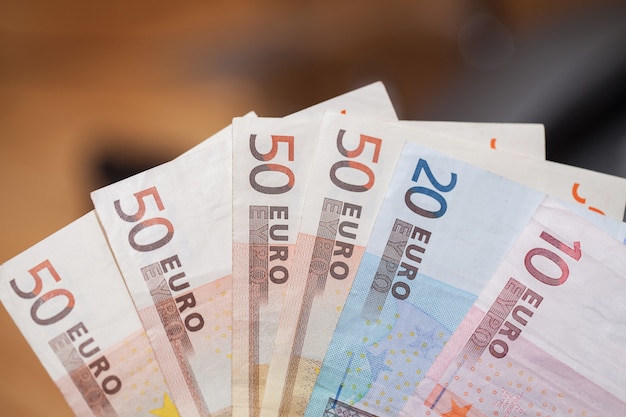 Pilha de notas de euro em uma mesa de madeira