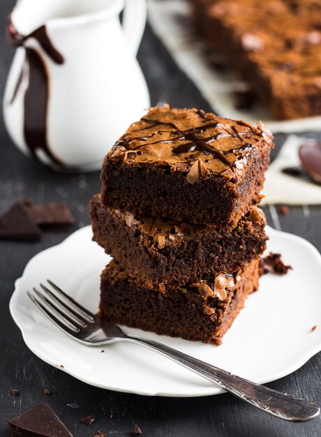 Pilha de pedaço de bolo de brownie de chocolate na pastelaria caseira de placa