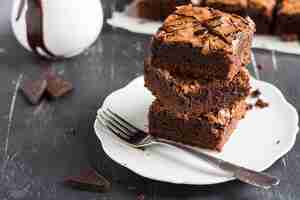 Foto grátis pilha de pedaço de bolo de brownie de chocolate na pastelaria caseira de placa