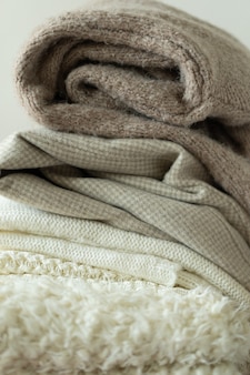 Pilha de suéteres de malha quente fundo espaço de malhas para texto outono inverno conceito fundo wi ...
