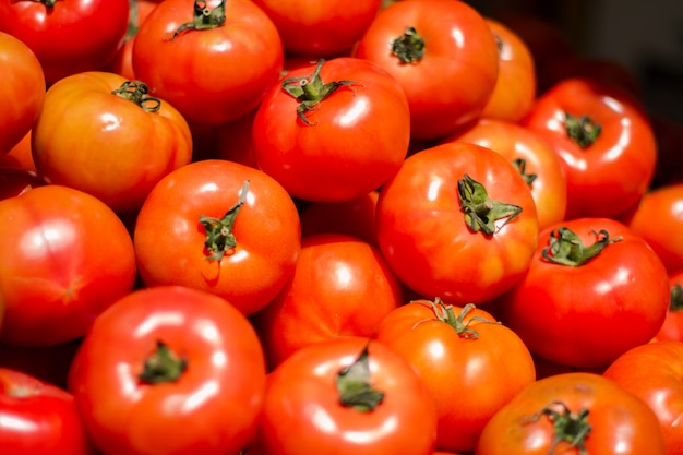 Pilha de tomates frescos e deliciosos