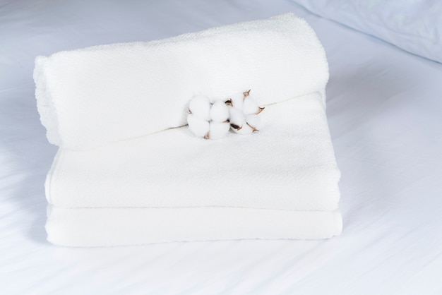 Pilha de vista alta de toalhas com algodão