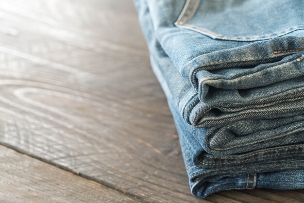 pilhas de roupas de jeans em madeira