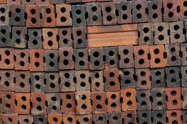 Pilhas de tijolo colocadas no chão da fábrica.
