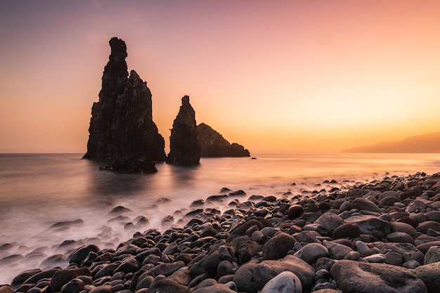 Pilhas do mar durante o pôr do sol na praia da Ribeira da Janela, Ilha da Madeira, Portugal
