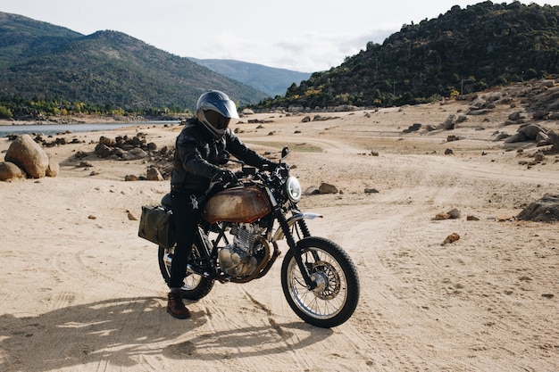 Piloto de motocicleta em pista de cascalho offroad