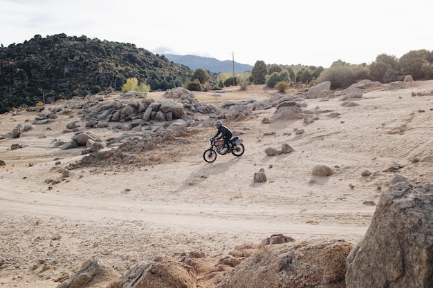 Foto grátis piloto de motocicleta em pista de cascalho offroad