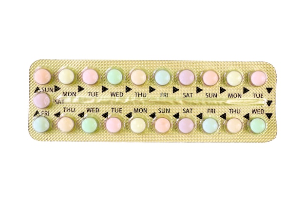 Pílula anticoncepcional oral colorida em faixa de ouro