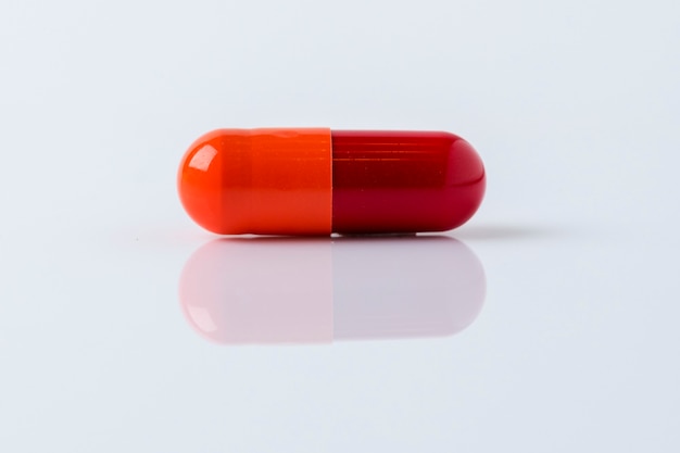 Foto grátis pílula para doença viral em um branco