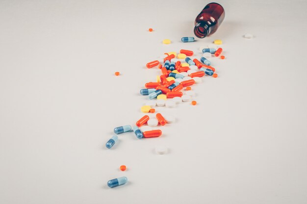 Pílulas coloridas de um recipiente
