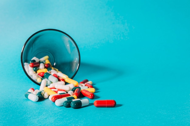Foto grátis pílulas coloridas no vidro de mentira
