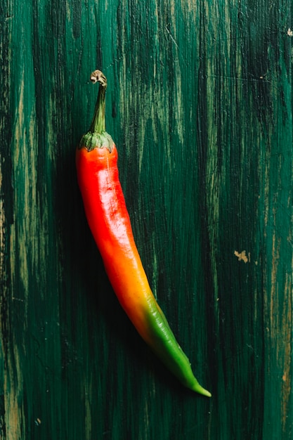 Foto grátis pimenta malagueta picante colorida sobre fundo vintage