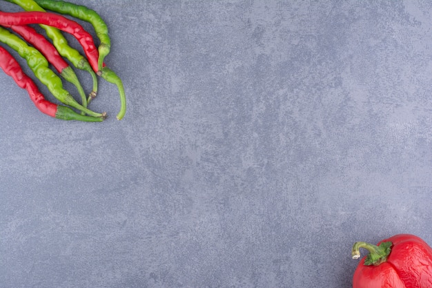 Pimenta malagueta vermelha e verde no chão