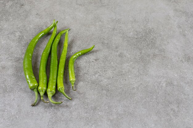 Pimenta verde, na mesa de mármore.