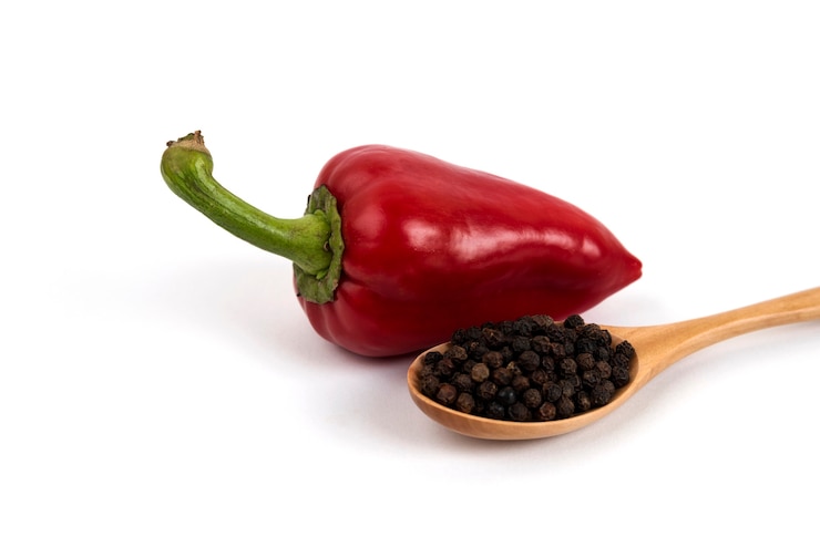 Foto grátis pimentão e grãos de pimenta em branco.