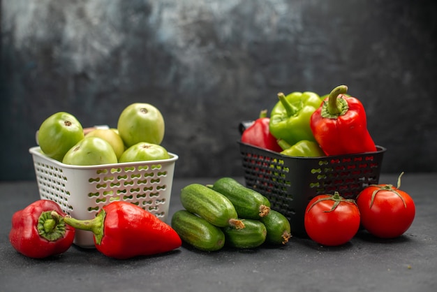 Pimentão fresco de vista frontal com tomates verdes e outros vegetais em fundo escuro dieta alimentar saúde salada refeição