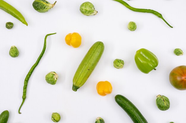 Pimentão verde, couve de bruxelas, pimenta, abobrinha e pepino