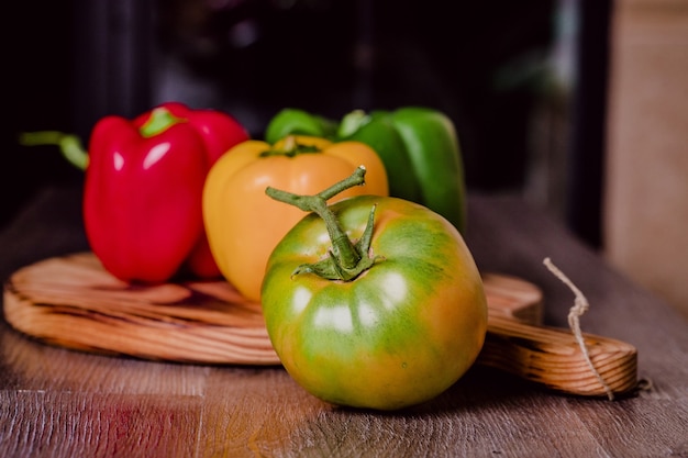 Pimentas frescas coloridas e berinjela em uma lenha