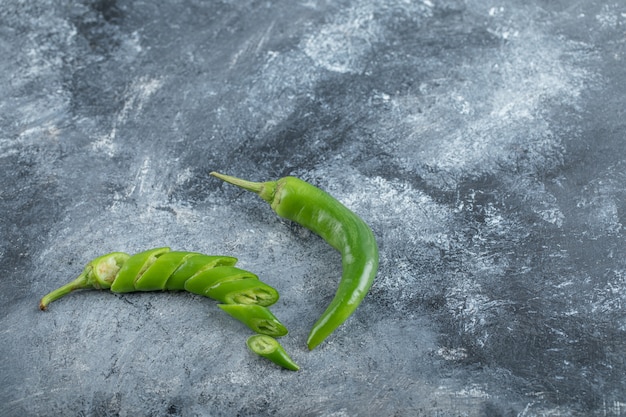 Foto grátis pimentas verdes com fatias ou inteiras. foto de alta qualidade