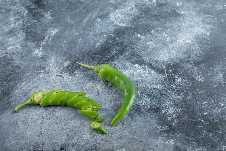 Foto grátis pimentas verdes com fatias ou inteiras. foto de alta qualidade