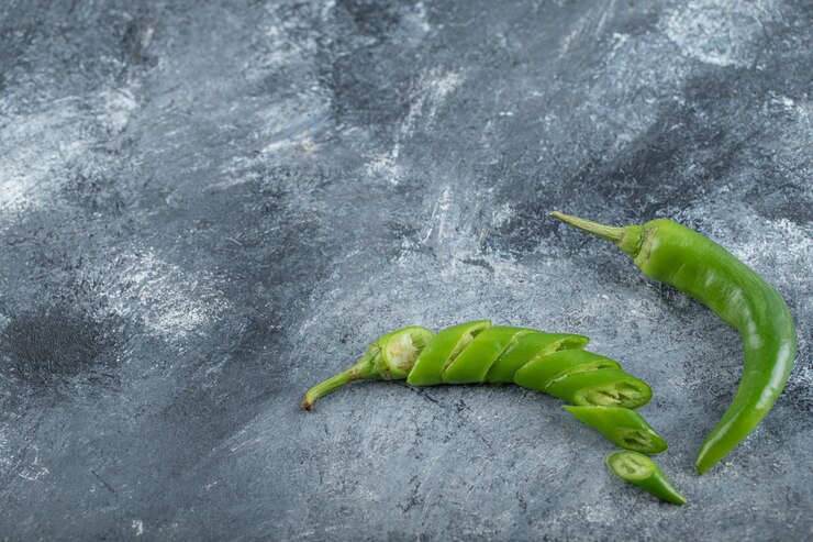 Foto grátis pimentas verdes orgânicas com fatias. foto de alta qualidade
