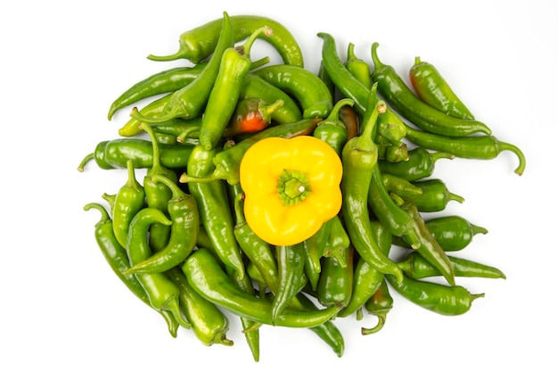 Pimentões verdes e pimentões amarelos em vegetais de vitamina de fundo branco para a saúde Foto Premium
