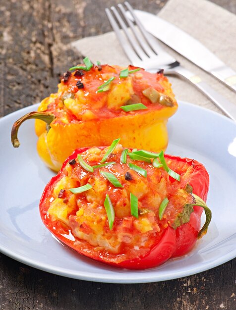 Pimentos recheados com batatas e chouriço